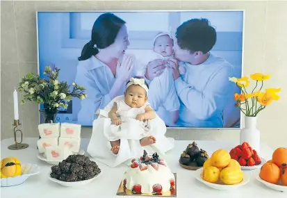  ??  ?? Je seltener, desto kostbarer. Eine Familie in Daejeon, Südkorea, feiert den 100. Tag ihrer Tochter.