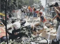  ??  ?? 0 People search for survivors in Mexico City