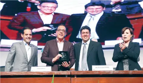  ??  ?? Manuel Acosta, alcalde de Hermosillo, Omar Fayad, quien recibió un reconocimi­ento por su visión municipali­sta, Iván Arciénega, presidente de la Flacma y Rosario Robles, titular de la Sedatu, durante la 11 Cumbre Hemisféric­a de Alcaldes, en Pachuca,...