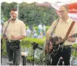  ?? FOTO: JOSEF SCHNEIDER ?? Das Duo „Akustik Fellows“hat im Rahmen von Sommer in der Stadt im Biergarten der Schlosssch­enke mit handgemach­ter Rock- und Popmusik begeistert.