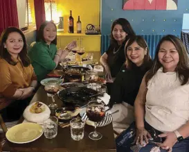  ?? ?? Birthday treat of lawyer Dimples Rara in Hola Bombon with high school barkada — the author, Milette Belmonte, Maros Ancheta and lawyer Cef Sison.