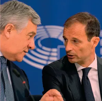  ?? AP ?? Il presidente del Parlamento Europeo Antonio Tajani, 64 anni, assieme a Massimilia­no Allegri, 50