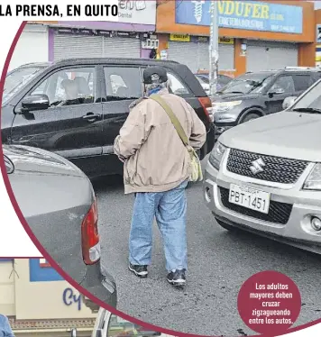  ?? Fotos: Ángelo Chamba / EXTRA ?? Los adultos mayores deben cruzar zigzaguean­do entre los autos.
