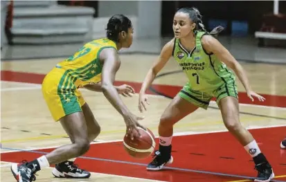  ?? FOTOS JAIME PÉREZ Y EDWIN BUSTAMANTE ?? Uno de los certámenes que se desarrolla en el coliseo Iván de Bedout durante el año es la Liga Superior femenina, en el segundo semestre.