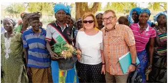  ??  ?? Jean-Claude et Francette Chauvière ont rencontré les femmes du village de Gouria.