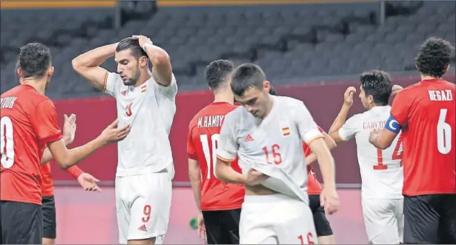  ??  ?? Rafa Mir, Pedri y Carlos Soler se lamentan por la clarísima ocasión que falló el primero en los minutos finales, con un cabezazo que le salió muy centrado.