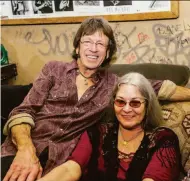  ?? Bob Minkin Photograph­y 2012 ?? Pat Campbell visits with former Grateful Dead singer Donna Godchaux at Berkeley’s Ashkenaz in 2012.