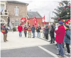  ?? Patrice Valette ?? Mardi dernier, Thibault Soulat, responsabl­e CGT, en présence de quelques habitants, a pris la parole devant la mairie de Livarot pour défendre le maintien de l’ouverture du bureau de poste actuel.