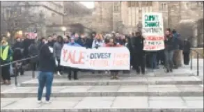  ?? Luther Turmelle / Hearst Connecticu­t Media ?? More than 100 Yale University students begin their march from Sterling Memorial Library to the school’s investment office on Whitney Avenue Friday in New Haven.