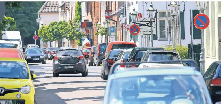  ?? ARCHIV-FOTO: ARFI ?? Reges Treiben im Orsoyer Ortskern. Seit 2015 gehören auch bis zu 400 Flüchtling­e zum Stadtbild. Das macht das Zusammenle­ben nicht immer leicht.