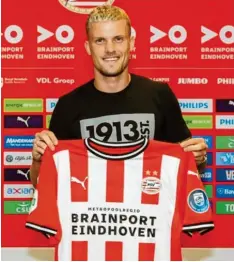  ?? Foto: PSV Eindhoven ?? Philipp Max präsentier­t stolz das Psv-trikot.