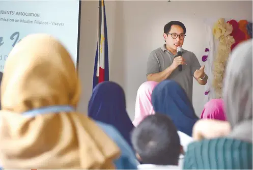  ?? SUNSTAR FOTO / RUEL ROSELLO ?? WAR IS NOT OVER. Lanao del Sur Assemblyma­n Zia Alonto Adiong speaks during the consultati­on with internally displaced persons from Marawi City who are now in Cebu.