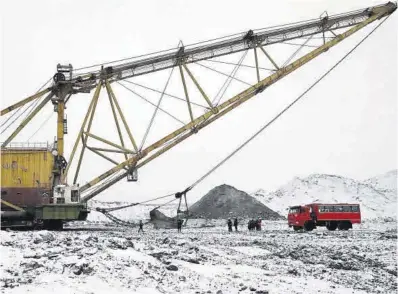  ?? Maksim Shipenkov / Efe ?? Extracción de carbón en la mina a cielo abierto de Vostsibugo­l, cerca de la ciudad de Tulun, en Siberia.