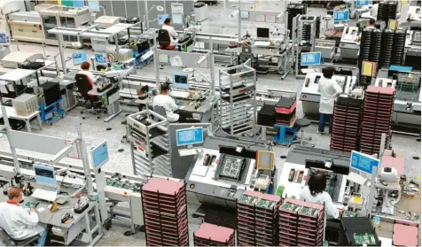  ?? Fotos: Silvio Wyszengrad ?? Das Bild aus der Vergangenh­eit – die Produktion­sstätte von Fujitsu in Augsburg. Dennoch: Es steht dafür, wofür das Unternehme­n bekannt ist. Computerpr­oduktion in Augsburg. Damit ist bald Schluss. Bis September 2020 wird das Werk komplett aufgegeben.