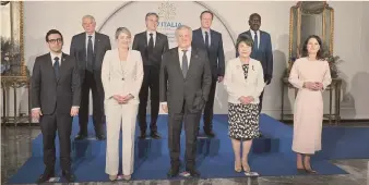  ?? ANSA ?? G7 Capri. Foto di gruppo del secondo giorno del vertice dei ministri degli Esteri del G7 allargato all’Unione africana. Dietro, da sinistra, Josep Borrell, Antony Blinken, David Cameron e Mohammed Ould Merzoug ( Mauritania). Davanti, sempre da sinistra, Stéphane Séjourné ( Francia), Melanie Joly ( Canada), Antonio Tajani, Yoko Kamikawa ( Giappone) e Annalena Baerbock ( Germania)