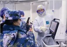  ??  ?? An employee of Shenzhen Mindray Bio-Medical Electronic­s Co demonstrat­es to the medical staff how to use the ventilator­s at Huoshensha­n Hospital in Wuhan, Hubei province.