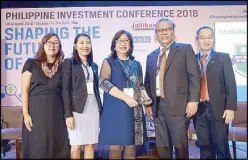  ??  ?? Photo shows (from left) CFA Society Philippine­s treasurer Maria Cristina Gabaldon and president Cristina Arceo together with UCPB trust banking group head Ma. Elena Sarmiento, UCPB president and CEO Higinio Macadaeg, and CFA vice president for industry relations Erwin Avante during the awarding ceremony of the 2018 Best Managed Funds of the Year Awards.