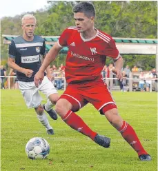  ?? FOTO: HKB ?? Der VfL Mühlheim (rot) will daheim gegen Holzgerlin­gen punkten.