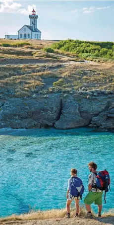  ?? FOTO: EMMANUEL BERTHIER/BRTC/DPA ?? Wanderern bieten sich auf dem ehemaligen Zöllnerpfa­d der Bretagne immer wieder wunderschö­ne Aussichten.