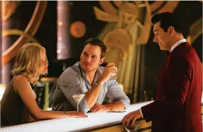  ??  ?? Da sinistra, i due «cosmonauti» Aurora (Jennifer Lawrence) e Jim (Chris Pratt), in una scena del film Passengers.