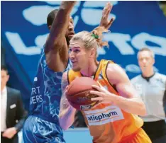  ?? Foto: Eibner‰Pressefoto/U. Scherbaum ?? Dylan Osetkowski und Ratiopharm Ulm haben am Sonntag gegen Frankfurt ihren zweiten Sieg innerhalb von drei Tagen errungen.