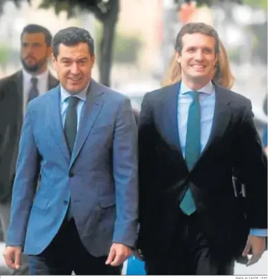  ?? RAFA ALCAIDE / EFE ?? El candidato a la Presidenci­a de la Junta, Juanma Moreno, junto al presidente del PP, Pablo Casado, ayer en Córdoba.