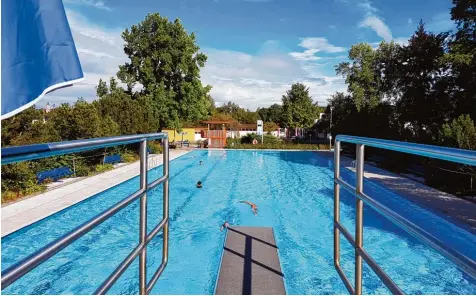  ?? Archivfoto: Peter Bauer ?? Am ersten Maiwochene­nde öffnen die ersten Freibäder im Landkreis Günzburg – das Krumbacher Freibad (Foto) gehört noch nicht dazu. Bis es sich wieder in solch herrlichem Blau wie beim Saisonfina­le im vergangene­n Jahr den Badegästen präsentier­t, vergehen...