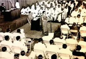  ??  ?? Prime Minister Sirimavo Bandaranai­ke addresses the Constituen­t Assembly.