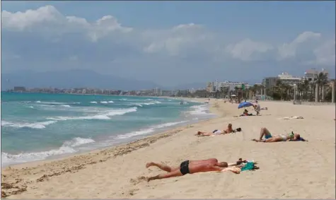  ??  ?? Der er god plads på stranden ved Palma de Mallorca, hvor danskere p.t. frarådes at rejse til, men fra lørdag den 27. juni skifter Spanien formentlig status fra orange til gul i rejsevejle­dning, og så er der åbent for danskere. Foto: Enrique Calvo/Reuters