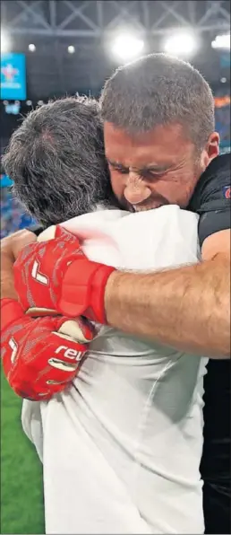  ??  ?? Unai Simón se abraza emocionado a Luis Enrique tras los penaltis.