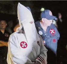  ?? Ansa ?? Incappucci­a
ti Il Ku Klux Klan