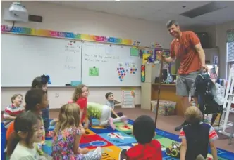  ?? PHOTO BY JOHNSON CITY PRESS ?? « Eric Latham, right, waves goodbye to Shana Whitacre’s kindergart­en class at South Side Elementary in Johnson City, Tenn., before leaving to finish his walk across the state to raise money for St. Jude Children’s Research Hospital.