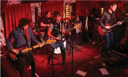  ?? ?? The epitome of an iconic rock star … Chrissie Hynde, centre, with the Pretenders at Manchester Deaf Institute. Photograph: Mike Gray/ Avalon