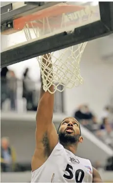  ?? BENEFOTO ?? Deion Giddens und sein Mitstreite­r bei den ART Giants, Jamal Smith, brannten in Dortmund ein Basketball-Feuerwerk ab.