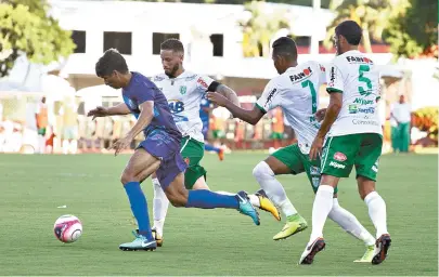  ??  ?? Um do Atlântico, três do Vitória da Conquista: resumo da preliminar no Barradão; Bode é o líder do Baiano