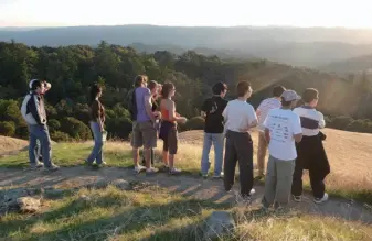  ??  ?? Zhang Shoucheng (far right) stands atop a hill with his students, November 11, 2008