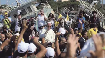  ?? FOTO: AFP ?? Papst Franziskus lebt immer wieder Beispiele für christlich motivierte­s Mitleid vor: so auch bei seinem Besuch in einem Flüchtling­scamp auf der Insel Lampedusa im Jahr 2013.