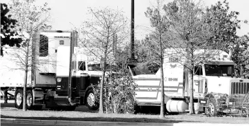  ??  ?? Police prepare to tow an 18-wheeler trailer parked behind a Walmart store after nine people believed to be illegal immigrants being smuggled into the United States were found dead inside it in San Antonio,Texas. — Reuters photo