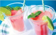  ??  ?? Vattenmelo­nsmoothie med lime och örter svalkar härligt i sommarvärm­en.