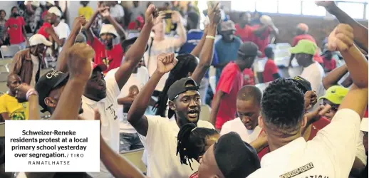  ?? / TIRO RAMATLHATS­E ?? Schweizer-Reneke residents protest at a local primary school yesterday over segregatio­n.