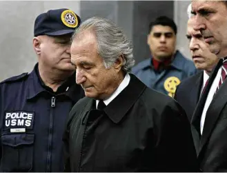  ?? Timothy A. Clary - 10.mar.2009/AFP ?? Bernard Madoff deixa tribunal em Nova York em 2009 antes de ser condenado à prisão