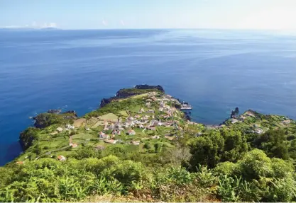  ??  ?? Utsikt över Fajã do Ouvidor på ön São Jorge, mot en knallblå ocean, ön Graciosa i horisonten.