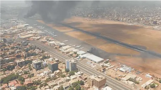  ?? REUTERS ?? El aeropuerto de la capital sudanesa, Jartum, es uno de los objetivos atacados durante los combates de las últimas horas.