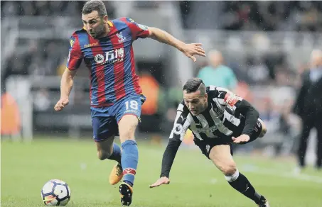  ??  ?? Crystal Palace midfielder James McArthur gets away from Newcastle defender Javier Manquillo at St James’s Park on Saturday.