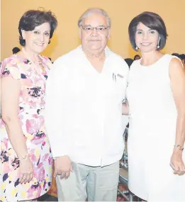  ??  ?? María y Arturo Alvarado con Marissa Milla Talento Lucía Gudiel fue la encargada de la decoración de la estancia, donde creó un ambiente primaveral y fresco que encantó a los invitados.