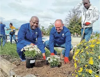  ?? Picture: ANDISA BONANI ?? DIGGING IN: DA provincial leader Nqaba Bhanga, left, and new Nelson Mandela Bay mayor Retief Odendaal launched a beautifica­tion project in Kariega at the weekend