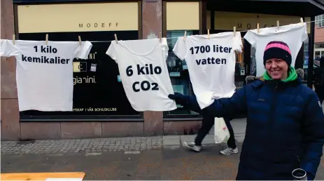  ?? Bild: JOHAN LINDAHL ?? DEMONSTRAT­ION. Wargön Innovation­s projektled­are Susanne Eriksson demonstrer­ar textilbran­schens miljöpåver­kan med hjälp av t-shirts.