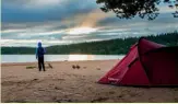  ?? ?? Pablo and Liam (@father_and_son_adventures, Instagram) A chill night at Loch Morlich!