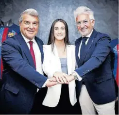  ?? //FCB ?? Bruna Vilamala firmó su nuevo contrato junto a Laporta y Xavi Puig