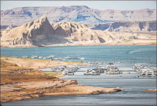  ?? Las Vegas Review-Journal @csstevensp­hoto ?? Chase Stevens
At Lake Powell’s Wahweap Bay, seen Tuesday, only one public ramp remains open, but large houseboats may not use it.